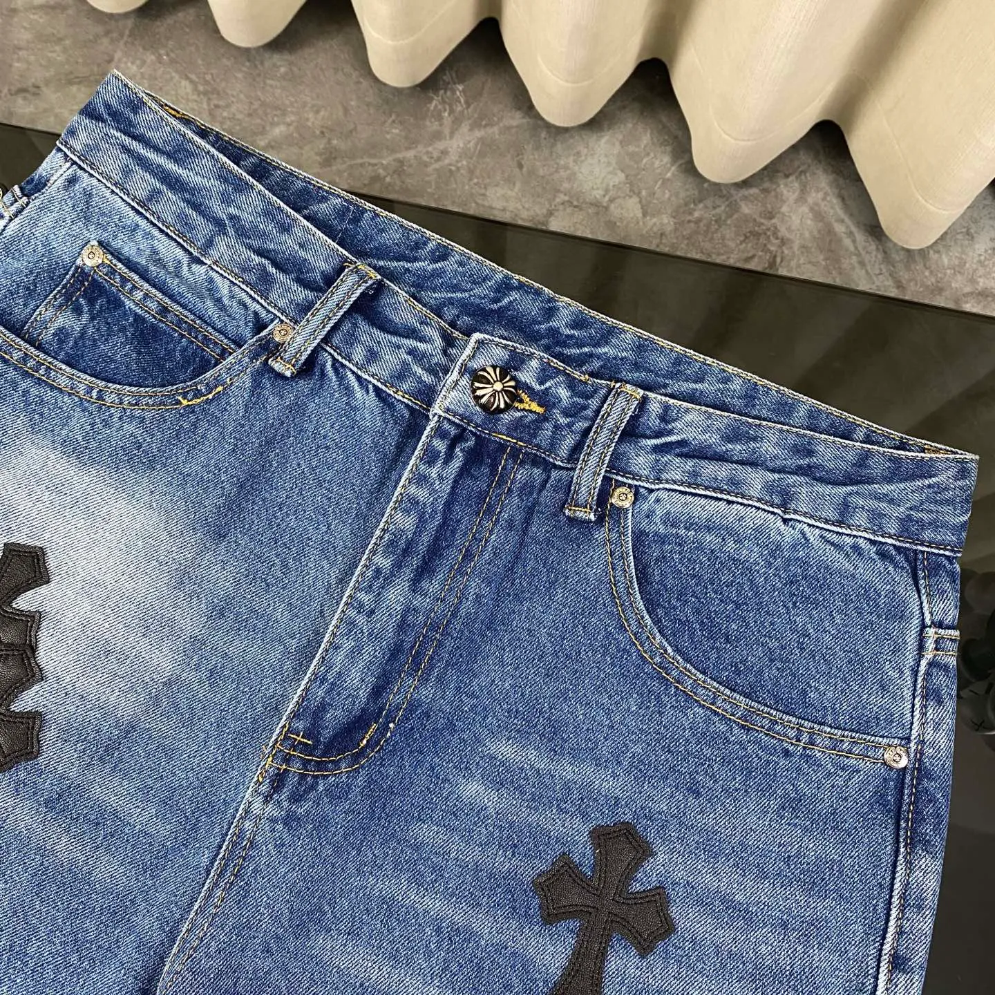 🅿️240 Correct version Chroe Hets CH black pink leather jeans, counter price 4W level, patchwork cross pattern embellishment, women's high-waisted washed jeans! ! Absolutely high-end luxury products, 1.9W level god-level single products, super popular products, built with top heavy industry, a magic weapon that cannot be missed [About Zangyin] This is an extremely luxurious fashion brand that can also be called the aristocrats of the high street. It has always been an exclusive brand for some hipsters or rich second generations. Compared with ordinary high streets, it is more luxurious and noble. Compared with luxury brands, it has a more fashionable personality and has always been a brand that I have a special liking for. A6632 [Top heavy industry fashionable design] Consistently high-street luxury style creation. Speaking of this style, the Zangyin family and GU family are definitely the leading representative brands. Especially the Zangyin family has really achieved a state-of-the-art effect in creating high-street style. The color system of this model is made of unique washed materials. It is already quite eye-catching. It is decorated with pink patchwork cross flowers, which cleverly highlights the charm of the brand. Secondly, this model uses classic The classic high-waist cutting design highlights the long legs and the fashionable temperament of the upper body. The brand is highly recognizable and the slim fit configuration is more suitable for daily wear. This product is a product that interprets personality, fashion, and specifications at a glance. This single product is enough to make any fan excited. It can be a white T-shirt for youthful preppy style, or a tight sling for royal lady style. It has strong matching ability and can be easily controlled by men.  [Material and craftsmanship] Needless to say, this point goes without saying. As an excellent craftsman brand, Zangyin has really perfect requirements for details and craftsmanship. The washed color of this model has gone through so many processes, not to mention the embellishment of the denim appliqués. It is also purely handmade and sewn. Just like what they believe in, only handmade things have soul and have the meaning of wear. A top-notch heavy-duty fashionable denim item, I look forward to your perfect interpretation! ! 28-34 corresponds to S-XL